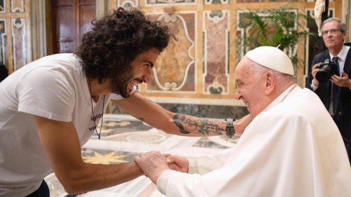 Der Papst wird begraben, Dario geht viral