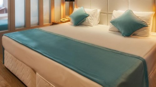Nicht ohne Nutzen: Wozu dient eigentlich der Bettschal im Hotel?
