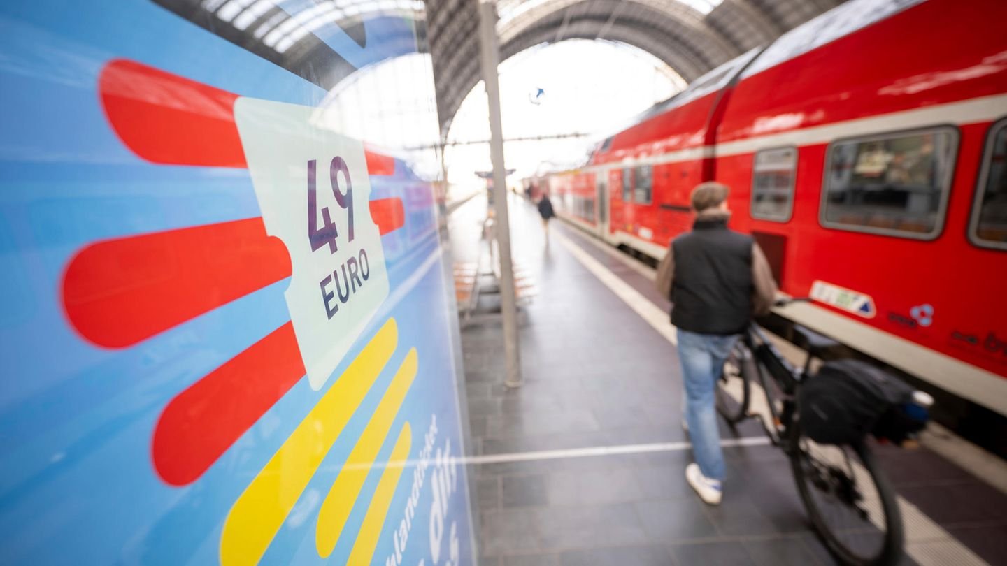 Hunderte Deutschlandtickets auf dem Handy: 15-Jähriger plante mit einer miesen Masche das große Geschäft