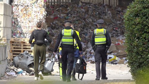 Leiche in Papierhaufen auf Recyclinghof entdeckt