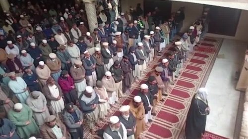 Den Islamisten zum Trotz: Gläubige beten in zerbombter Moschee