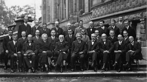 17 Nobelpreisträger auf einem Foto: Die Geschichte hinter dem Klassentreffen der besten Physiker