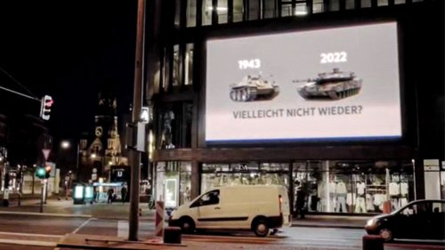 Russische Propaganda: Was hinter diesem Panzer-Video auf einer Werbetafel in Berlin steckt