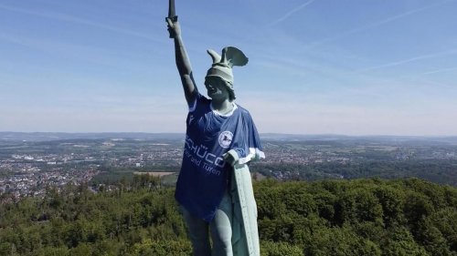 Hermannsdenkmal trägt nun XXL-Arminia-Trikot: "Das geht in die Geschichte ein"