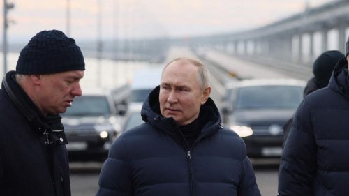 Putin fährt in Mercedes über Krim-Brücke – russische Bomber explodieren auf Militärflugplätzen