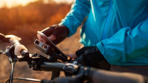 Vier Smartphone-Halterungen mit Powerbank für Fahrräder im Vergleich