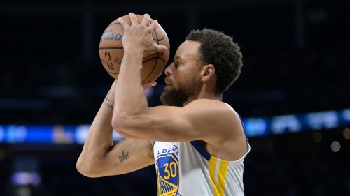 Basketball-Star Stephen Curry versenkt fünf Bälle vom anderen Spielfeldende – was es mit dem Clip auf sich hat