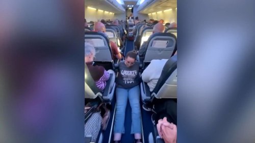 Airline in der Kritik: Rollstuhlfahrerin muss sich im Flugzeug zur Toilette schleppen