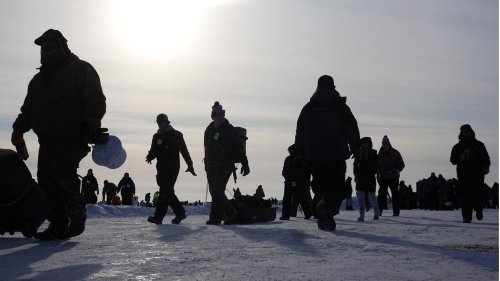 Eisscholle treibt ab: Polizei rettet 200 Angler von See