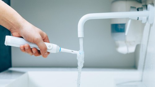 Elektrische Zahnbürste reinigen: So entfernen Sie Kalk- und Schmutzrückstände