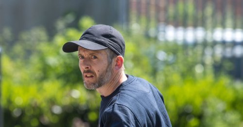 Alleyway dealer dad had crack in his pants