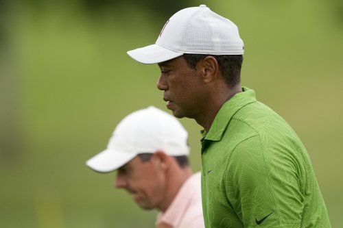 Live updates | Tiger Woods puts 2 in water Saturday at PGA
