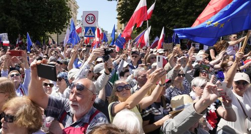 Warsaw City Hall: Half a million people turn out to protest Poland's right-wing government