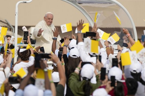 Pope tells Bahrain youths to seek real advice, not Google