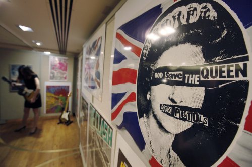 Sex Pistols aim to give queen's jubilee a touch of punk