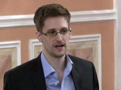 Russia gives citizenship to ex-NSA contractor Edward Snowden