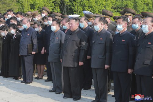 Kim, other N. Koreans attend large funeral amid COVID worry