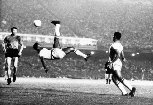 Transcendent Pelé, Who Played With a Contagious Joy, Dies at 82