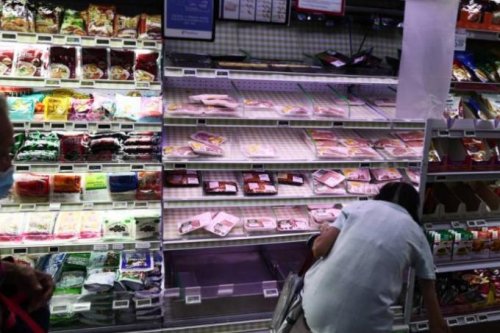 Fresh chicken snapped up at wet markets, supermarkets after Malaysia announces export ban