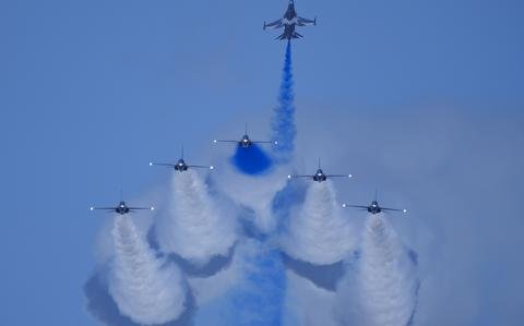 Singapore Airshow kicks off with aerial displays; Boeing and China’s COMAC announce new orders