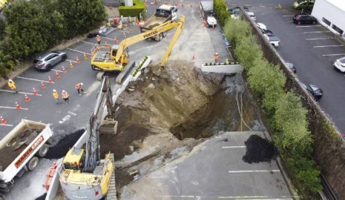 Weekend wind, rain to make repair of Auckland's 13-metre deep sinkhole even more challenging