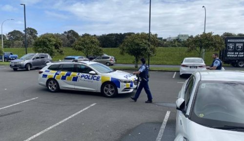 Armed police officers chase fugitives in New Plymouth