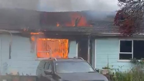 Watch: Smoke billows from house fire in south Auckland