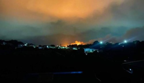 Scrub fire burns through 10ha in Porirua seaside suburb, helicopters joining battle