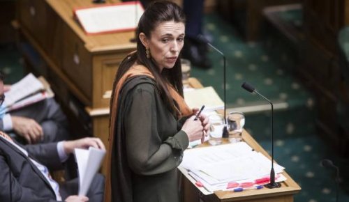 Covid-19: Jacinda Ardern defends decision to keep Auckland border in place