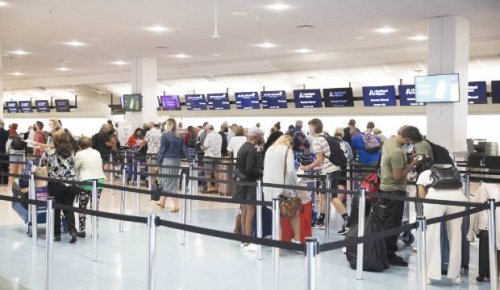 Covid-19: Auckland Airport worker tests positive, being managed as Omicron case