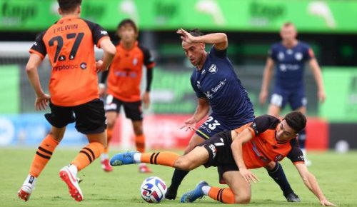 Wellington Phoenix midfielder Clayton Lewis sidelined with fractured kneecap