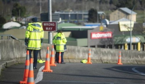Covid-19: Police find woman hiding in the back of car as driver attempts to flee Auckland