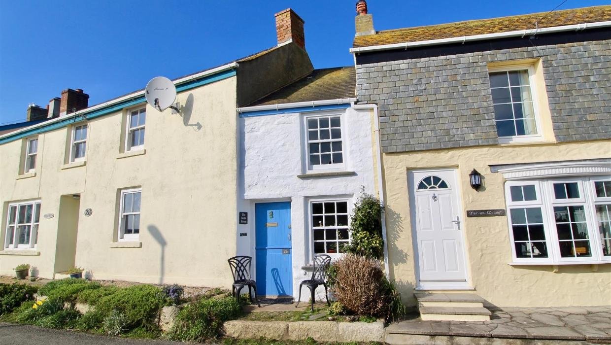 Britain’s tiniest house is less than 1m across