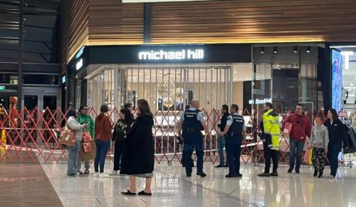 Loud bangs heard during smash and grab at jewellery store in Auckland mall