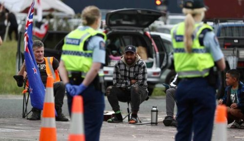 Covid-19: Anti-lockdown hīkoi spends another night at Auckland's southern border