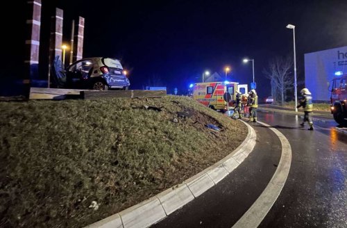 Unfall bei Waiblingen: Betrunkener Smart-Fahrer kracht auf Kreisverkehr gegen Kunstwerk