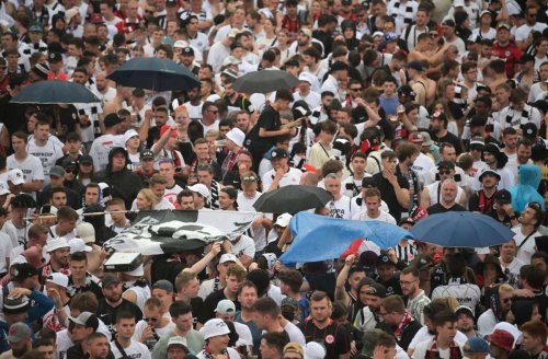 Nach Eintracht-Erfolg gegen Rangers: Starke Regenfälle bei Fanparty in Frankfurter Innenstadt