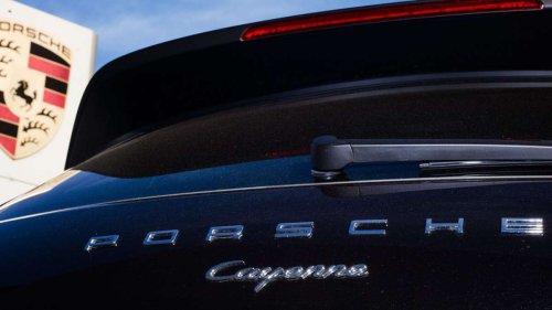 Unfallflucht auf A 8 in Stuttgart: Porsche-Fahrer schleudert in Leitplanke