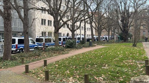 Demos am Samstag in Stuttgart: Liveblog: „Nazis raus“-Rufe und Rangelei am Hauptbahnhof