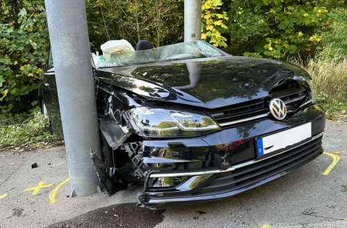 Unfall in Stuttgart-Sillenbuch: Feuerwehr muss 70-Jährige aus ihrem Auto befreien