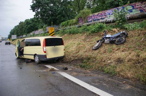 Stuttgarter Polizei sucht Zeugen: Absichtlich abgedrängt? Biker bei Unfall auf B10 schwer verletzt
