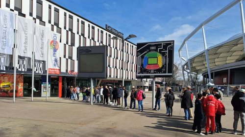 VfB Stuttgart: Lange Schlangen wegen Bayern-Tickets – und glückliche Käufer vor Ort