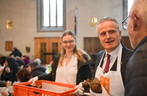 Vesperkirche in Stuttgart: Der OB kommt mit Muffins in die Vesperkirche