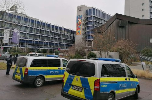 Polizei vor dem SWR-Gebäude: Proteste gegen Corona-Maßnahmen in Stuttgart