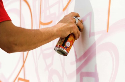 Graffiti in Obertürkheim angebracht: Auf frischer Tat ertappt – Polizei nimmt zwei Sprayer fest