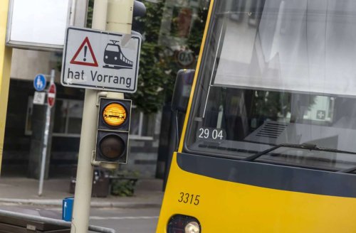 Stuttgart Weilimdorf: Radfahrer stößt mit Stadtbahn zusammen