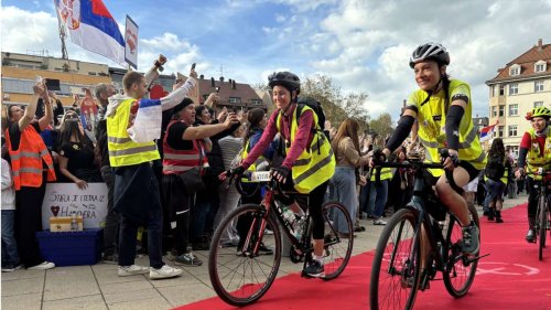 Kundgebung auf dem Marienplatz: „Wir verdienen die Demokratie“ – Serbische Radfahrer protestieren in Stuttgart