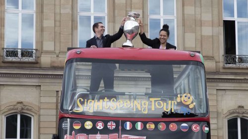 Fußall-EM 2024: Der Pokal ist in Stuttgart angekommen