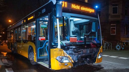 Stuttgart-West: Opel kollidiert mit Linienbus – hoher Schaden