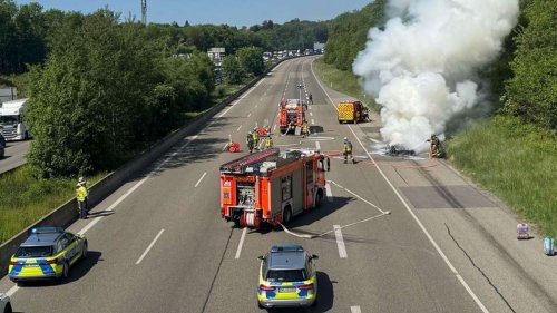 Stau am Kreuz Stuttgart: Jaguar brennt auf A8 aus – Autobahn zeitweise voll gesperrt
